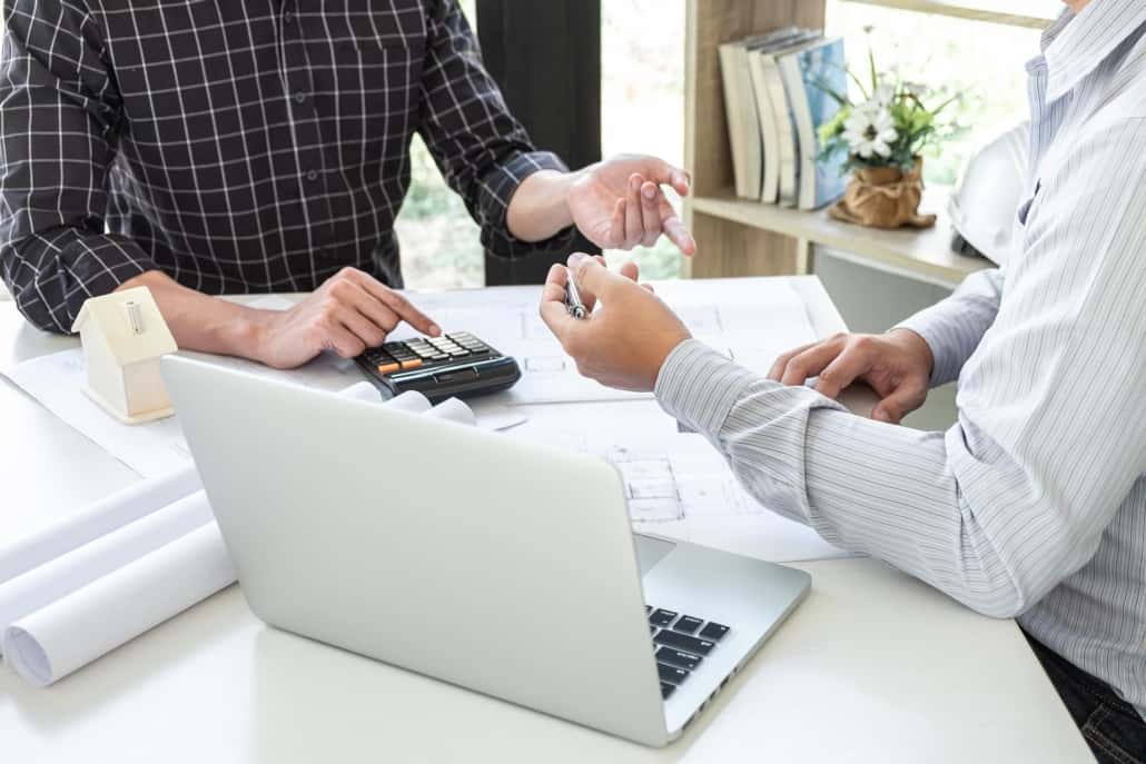 To personer planlægger økonomi ved bærbar computer