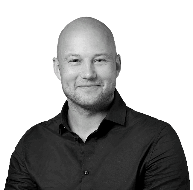 Smilende mand i sort skjorte