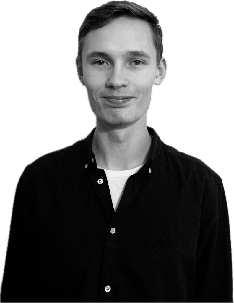 Ung mand i sort skjorte smiler