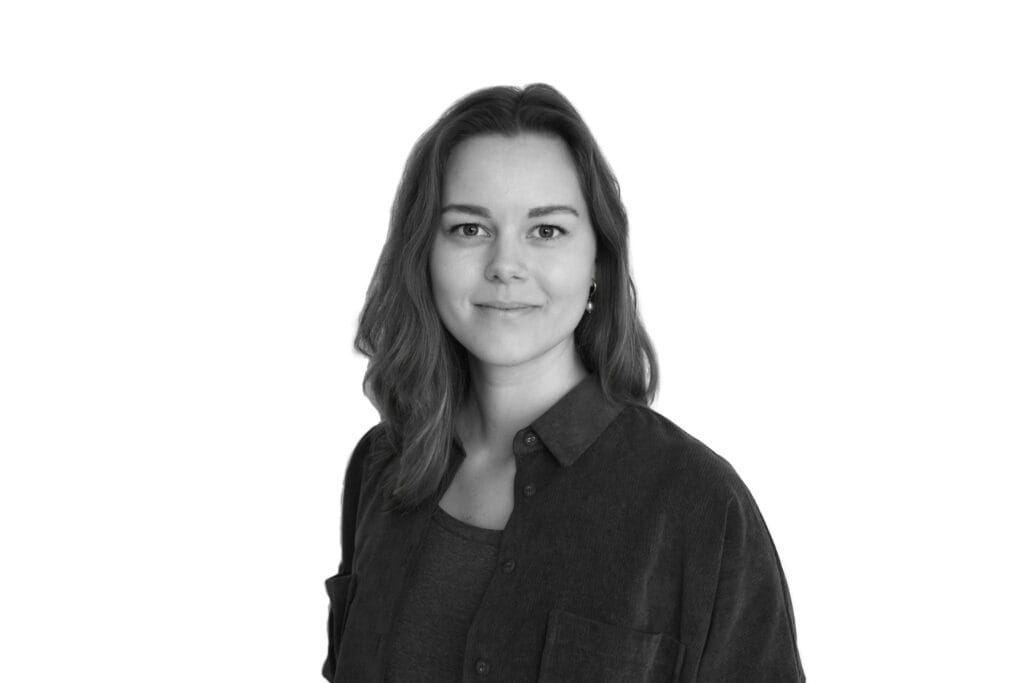 Portræt af smilende kvinde i sort skjorte