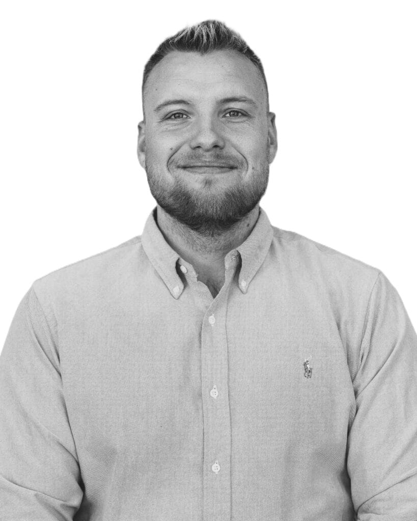 Mand smiler iført lyseblå skjorte