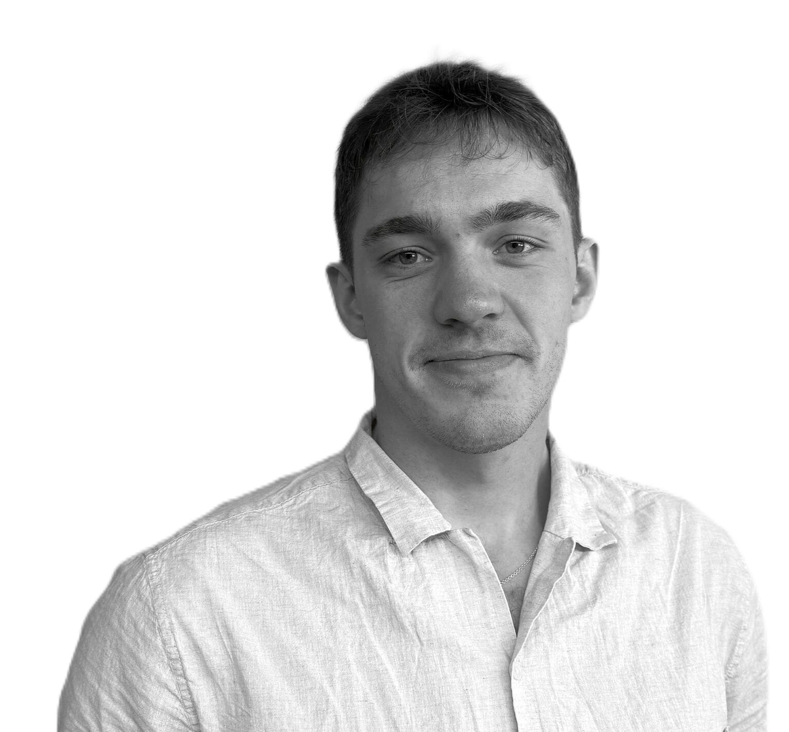 Ung mand i lyst skjorte smiler til kameraet