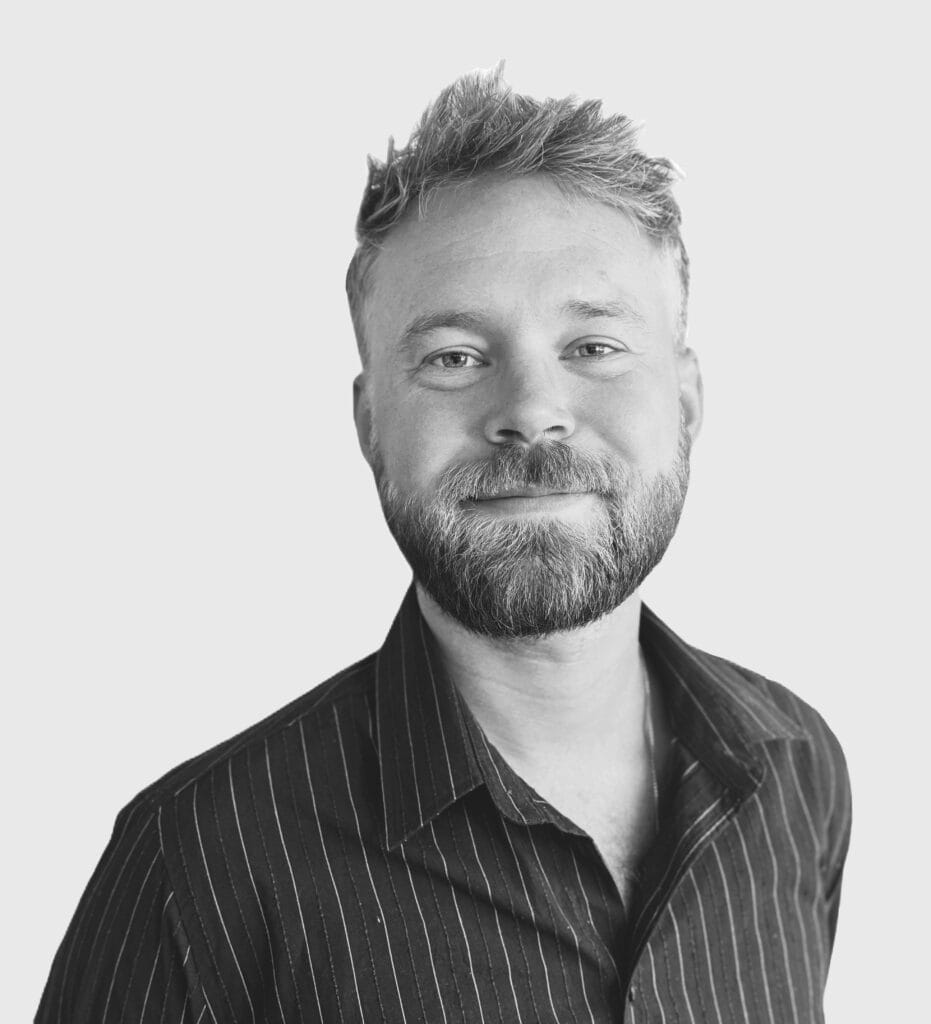 Portræt af smilende mand i sort skjorte