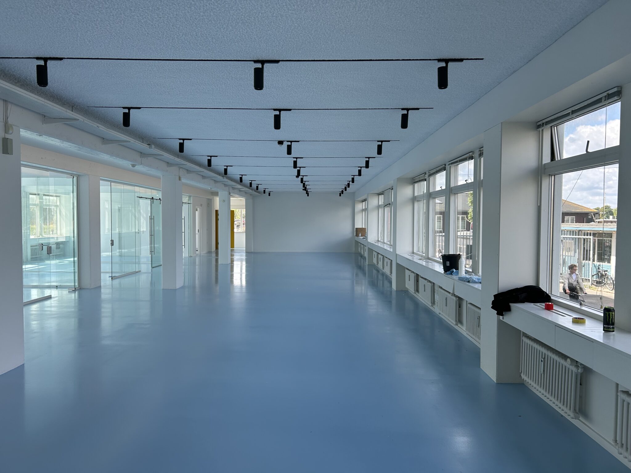 Projektering og udførelse af 1300 m2 nye gulve, akustik lofter og belysning