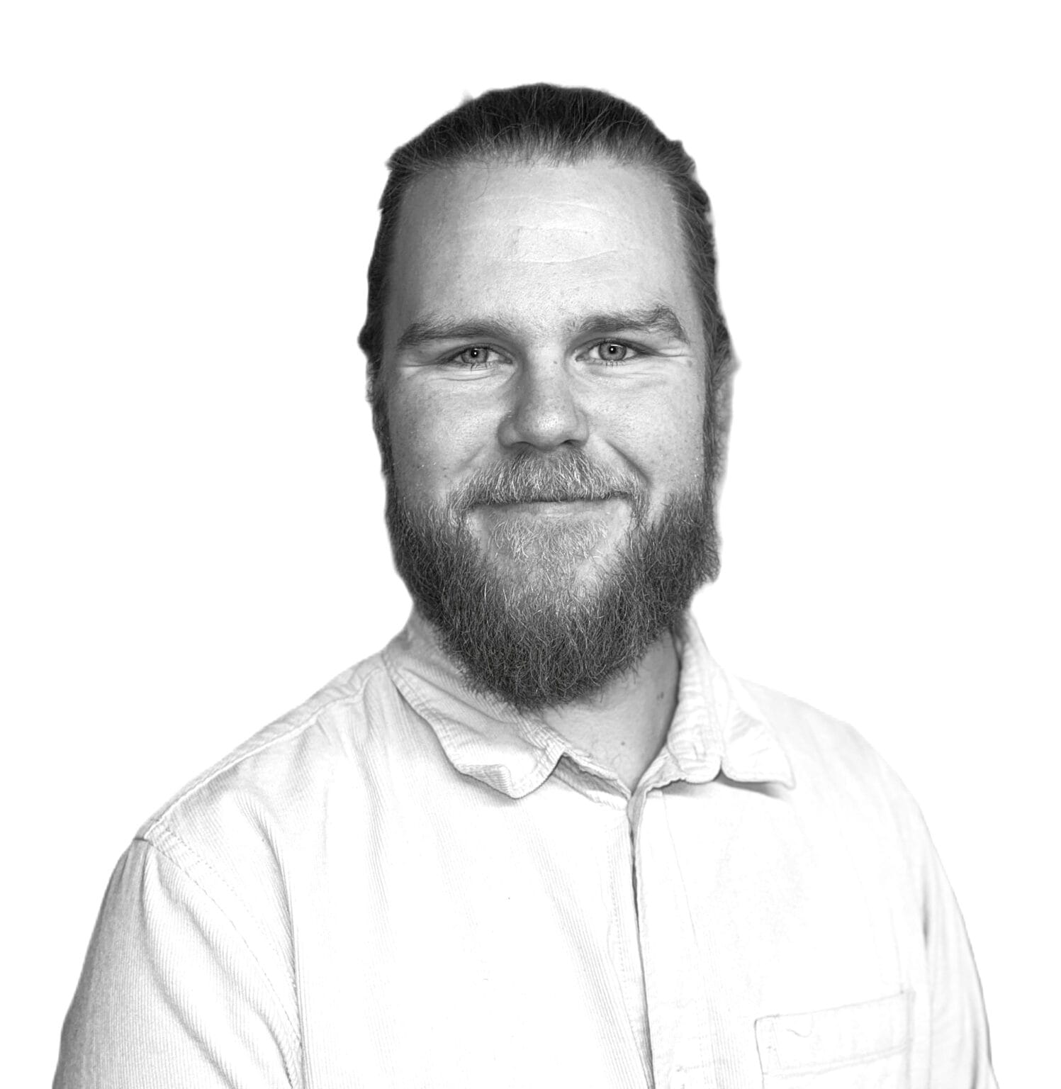 Smilende mand med skæg i lys skjorte